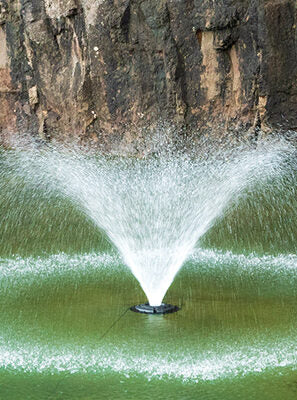 Fontaine aératrice Kasco sur un étang bordé d'arbres