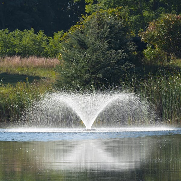 Fontaine flottante Kasco VFX en fonctionnement sur un étang